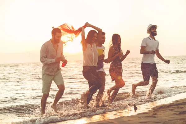 Gençler kumsalda çalıştıran 