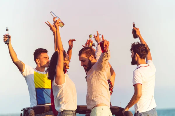 Jóvenes divirtiéndose en la playa — Foto de Stock