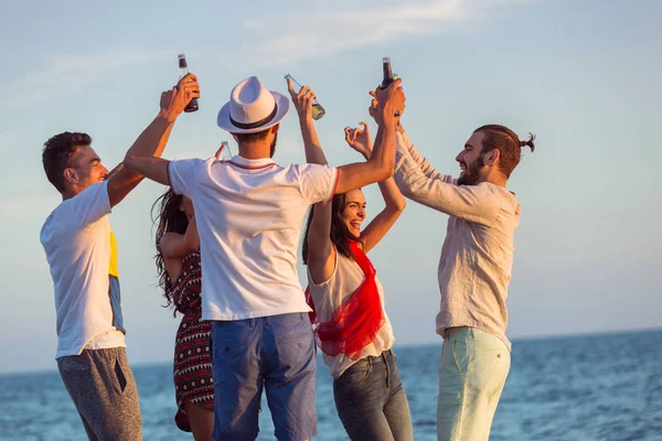 Gençler kumsalda dans