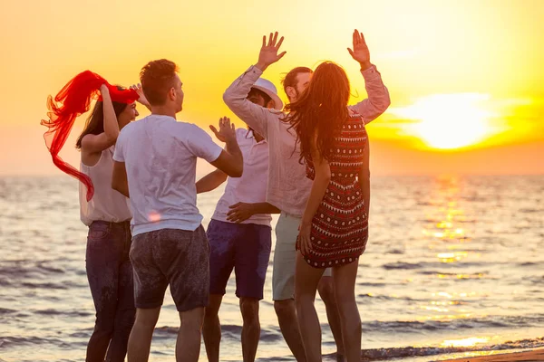 Mladí lidé tančí na pláži — Stock fotografie