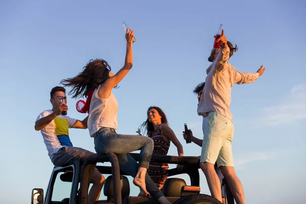 Gençler eğleniyor sahilde 