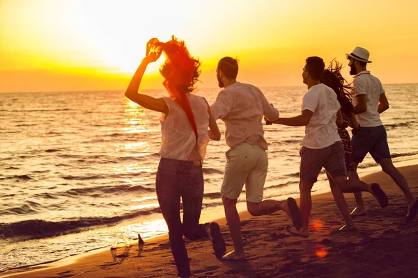 Gençler kumsalda çalıştıran 