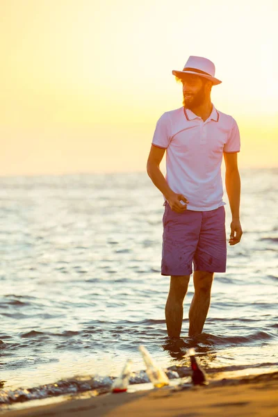 Bell'uomo in piedi sulla spiaggia — Foto Stock