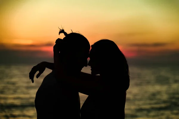 Casal encantador na praia — Fotografia de Stock
