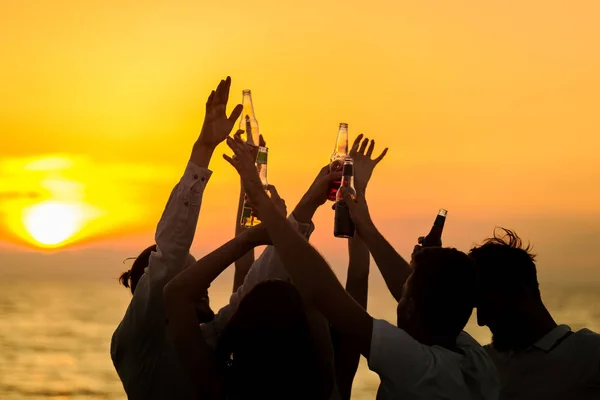 Vänner på Beach Party firar — Stockfoto