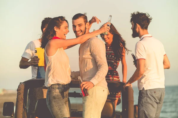 Gençler eğleniyor sahilde 