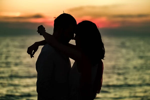 Casal encantador na praia — Fotografia de Stock