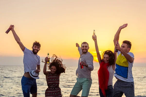 Gençler kumsalda dans 