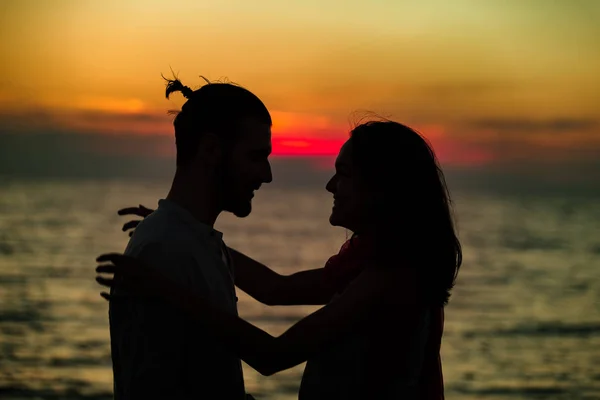 Mooie paar op het strand — Stockfoto