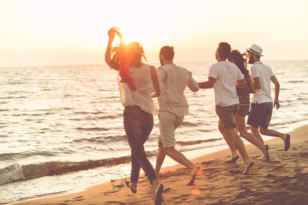 Les jeunes qui courent sur la plage — Photo