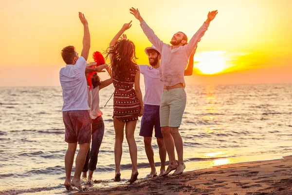 Gençler kumsalda dans 