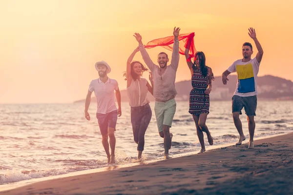 Gençler kumsalda çalıştıran 