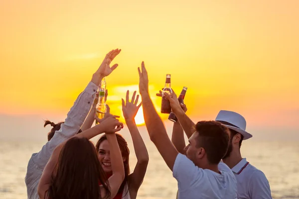 Amigos na festa de praia celebrando — Fotografia de Stock