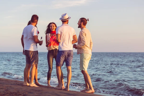 Gençler kumsalda dans