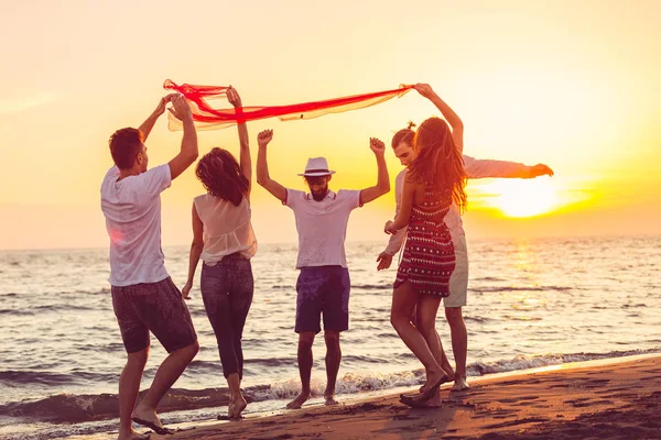 Unga människor körs på stranden — Stockfoto