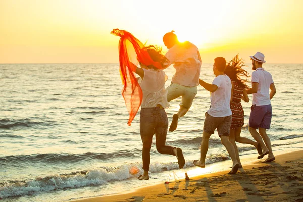 Gençler kumsalda çalıştıran 