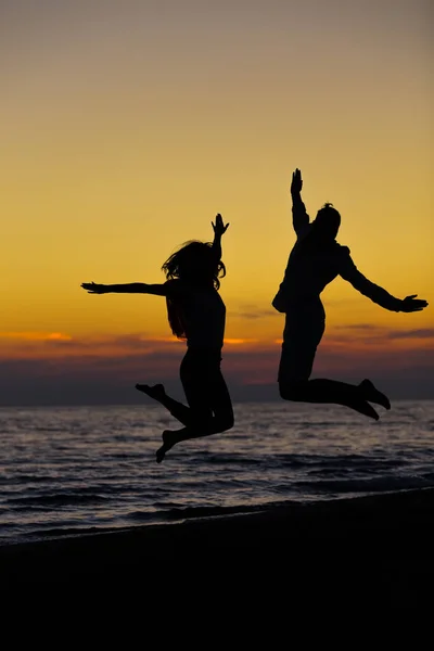 Casal encantador na praia — Fotografia de Stock