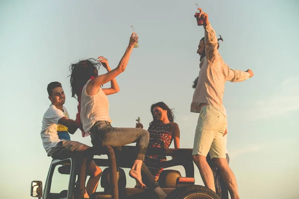 Unga människor att ha kul på stranden — Stockfoto