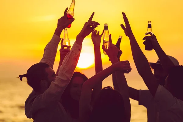 Amigos na festa de praia celebrando — Fotografia de Stock