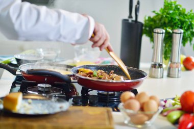 Kişi yemek hazırlama