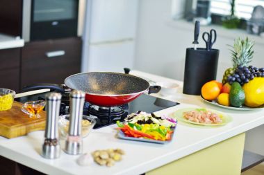 Gıdalar masanın üzerine dilimlenmiş 