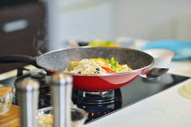 Soba üzerinde tavada sebze