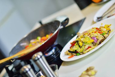 Soba üzerinde tavada sebze 