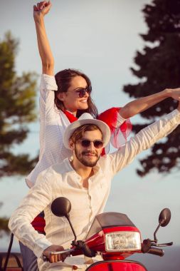 Adam ve genç kadın seyahat 