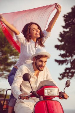 Yakışıklı ve genç kadın seyahat