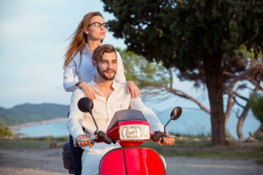 Scooter süren mutlu çift.. 