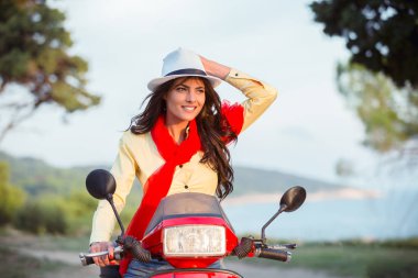 Scooter üzerinde çekici kadın