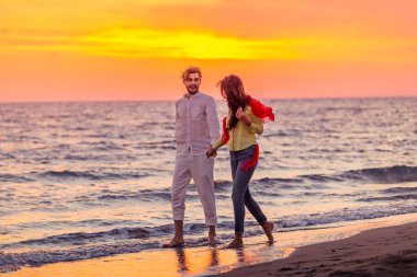 Kumsalda el ele tutuşan çift 