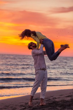 Çift kıyısında eğleniyor