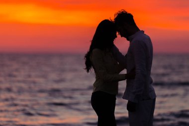 Kumsalda sarılma Çift