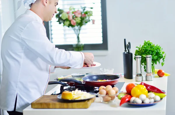 Chef cocinando cena — Foto de Stock