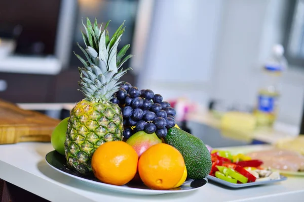 Frutas frescas en la mesa — Foto de Stock