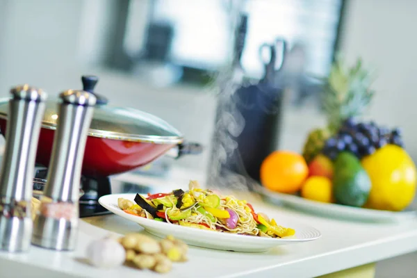 Massa com legumes na mesa — Fotografia de Stock