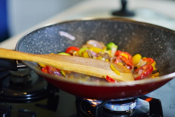 Soba üzerinde tavada sebze