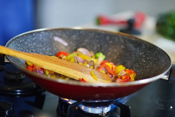 ストーブの上の鍋に野菜 — ストック写真