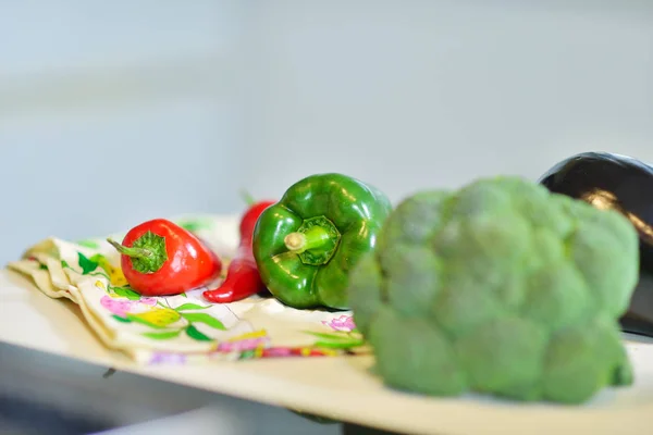 Gemüse auf dem Tisch in der Küche — Stockfoto