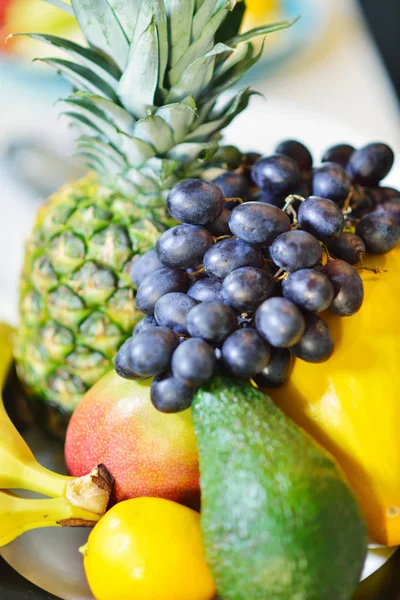 Frutas exóticas en tazón — Foto de Stock