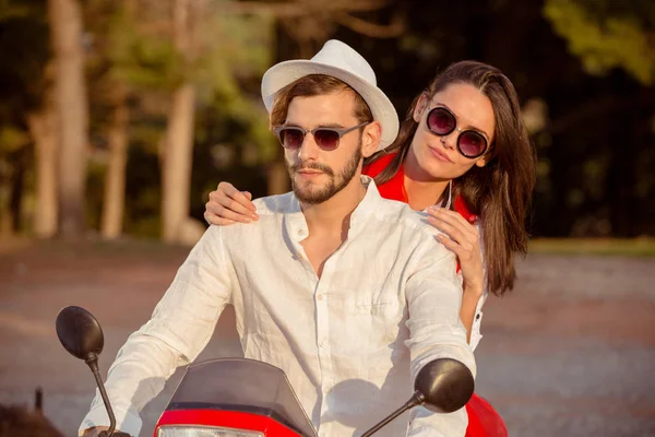 Pareja enamorada montando moto — Foto de Stock