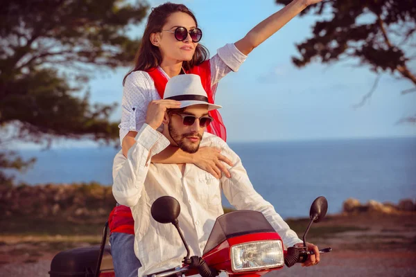 Verliebtes Paar fährt Motorrad — Stockfoto