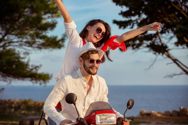 Guy y mujer joven viajando — Foto de Stock