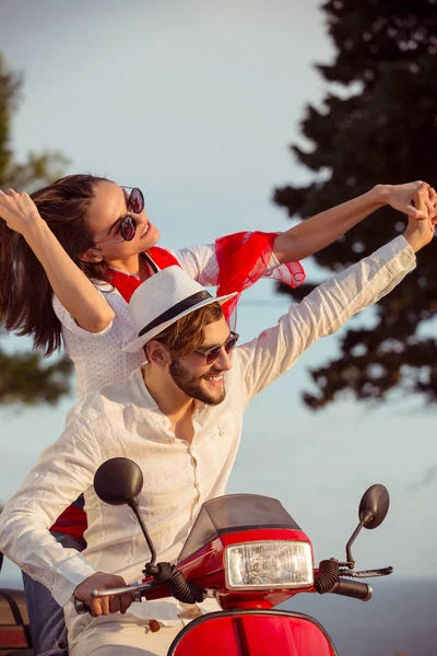 Pareja divirtiéndose en moto — Foto de Stock