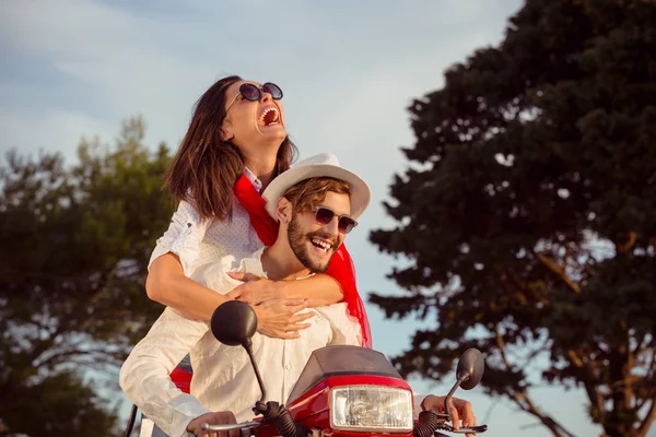 Cuplu distrându-se pe motocicletă — Fotografie, imagine de stoc