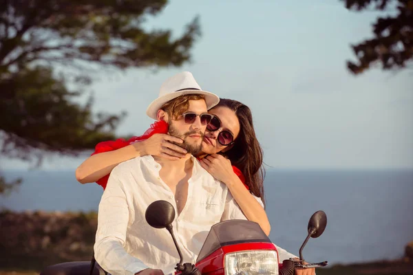 Pasangan bersenang-senang di sepeda motor — Stok Foto