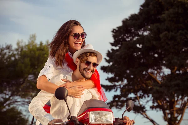 Pareja divirtiéndose en moto — Foto de Stock