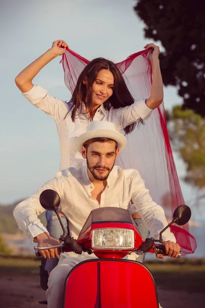 Pareja en scooter rojo — Foto de Stock