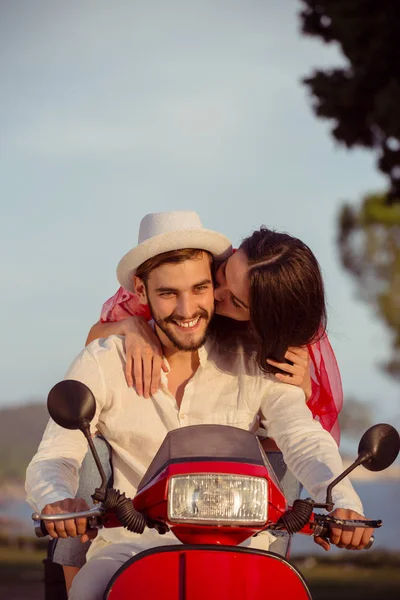 Paar auf rotem Roller — Stockfoto